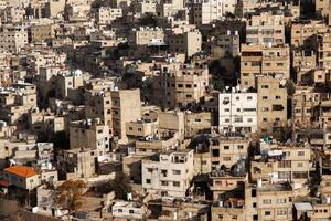 aéreo ver de amman ciudad el capital de Jordán. ciudad bohordo de ammán foto