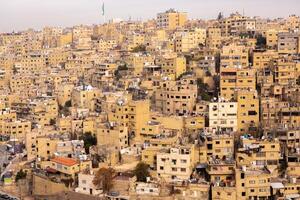 aéreo ver de amman ciudad el capital de Jordán. ciudad bohordo de ammán foto