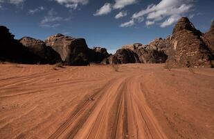 cauce Ron Desierto en Jordán. en el puesta de sol. panorama de hermosa arena modelo en el duna. Desierto paisaje en Jordán. foto