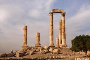 aéreo ver de amman ciudad el capital de Jordán. ciudad bohordo de ammán foto