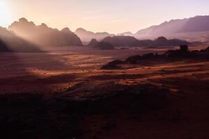cauce Ron Desierto en Jordán. en el puesta de sol. panorama de hermosa arena modelo en el duna. Desierto paisaje en Jordán. foto
