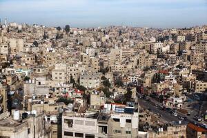 aéreo ver de amman ciudad el capital de Jordán. ciudad bohordo de ammán foto