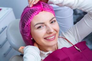 joven hembra paciente con bonito sonrisa examinando dental inspección a dentista clínica. sano dientes y medicamento, estomatología concepto foto