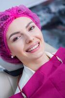 joven hembra paciente con bonito sonrisa examinando dental inspección a dentista clínica. sano dientes y medicamento, estomatología concepto foto