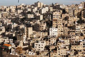 aéreo ver de amman ciudad el capital de Jordán. ciudad bohordo de ammán foto