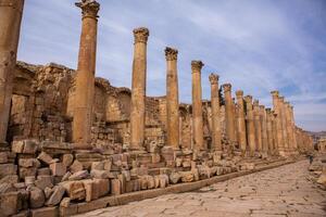 romano restos en el jordania ciudad de jerash. el restos de el amurallado grecorromano asentamiento de gerasa sólo fuera de el moderno ciudad. el jerash arqueológico museo. foto