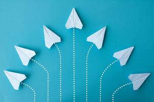 parte superior ver de blanco papel aviones origami volador a diferente dirección foto