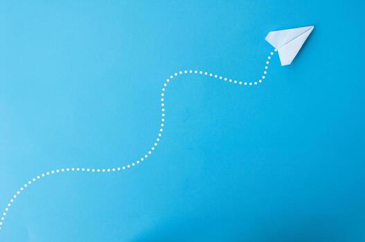 parte superior ver de papel avión en azul antecedentes foto