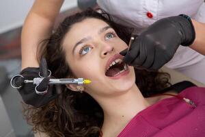 joven hembra paciente con bonito sonrisa examinando dental inspección a dentista clínica. sano dientes y medicamento, estomatología concepto foto