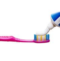 apretando pasta dental sobre cepillo de dientes foto