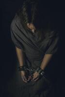 mujer manos ligado prisionero en habitación, manos ligado foto