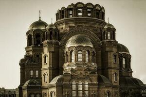 santo trinidad catedral. cristiano ortodoxo iglesia. hermosa grande blanco edificio con dorado domos y cruces ruso ortodoxo iglesia. magadán, Siberia, lejos este de Rusia. foto