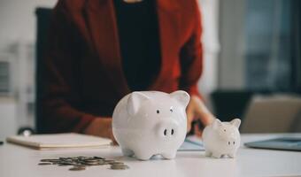 mujer de negocios salvar dinero en cerdito banco y objetivo y logro gráfico grafico y flechas fondos préstamos y inversión ganancias concepto de ahorro para seguro, salud, educación, casa, auto, impuesto, préstamo foto