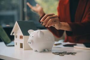 mujer de negocios salvar dinero en cerdito banco y objetivo y logro gráfico grafico y flechas fondos préstamos y inversión ganancias concepto de ahorro para seguro, salud, educación, casa, auto, impuesto, préstamo foto