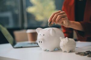 mujer de negocios salvar dinero en cerdito banco y objetivo y logro gráfico grafico y flechas fondos préstamos y inversión ganancias concepto de ahorro para seguro, salud, educación, casa, auto, impuesto, préstamo foto