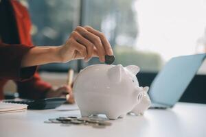 mujer de negocios salvar dinero en cerdito banco y objetivo y logro gráfico grafico y flechas fondos préstamos y inversión ganancias concepto de ahorro para seguro, salud, educación, casa, auto, impuesto, préstamo foto