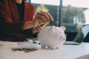 mujer de negocios salvar dinero en cerdito banco y objetivo y logro gráfico grafico y flechas fondos préstamos y inversión ganancias concepto de ahorro para seguro, salud, educación, casa, auto, impuesto, préstamo foto