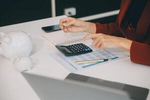 mujer de negocios salvar dinero en cerdito banco y objetivo y logro gráfico grafico y flechas fondos préstamos y inversión ganancias concepto de ahorro para seguro, salud, educación, casa, auto, impuesto, préstamo foto