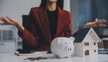 mujer de negocios salvar dinero en cerdito banco y objetivo y logro gráfico grafico y flechas fondos préstamos y inversión ganancias concepto de ahorro para seguro, salud, educación, casa, auto, impuesto, préstamo foto