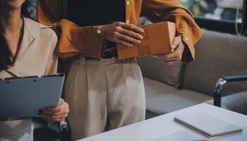 mujer de negocios comienzo pequeño negocio y exitoso SME empresarios asiático mujer hoding cajas trabajos desde hogar entregando parcelas en línea. SME entrega concepto y embalaje foto