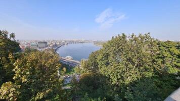 panorama de el dnieper río, un caminar alrededor kiev, el capital de Ucrania foto