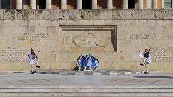 Athene Attica Griekenland 2018 olympisch Griekenland monument graf van de onbekend soldaat Aan syntagma plein parlement gebouw optocht Athene Griekenland. video