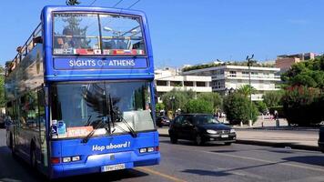 Atenas attica Grécia 2018 olímpico Grécia ônibus em típica rua estrada edifícios carros dentro Grécia capital Atenas Grécia. video