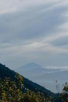 esta es un foto de montar guntur cuales es situado en garut, Oeste Java