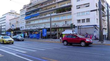 Athene Attica Griekenland 2018 olympisch Griekenland typisch straat weg gebouwen auto's in Griekenland hoofdstad Athene Griekenland. video