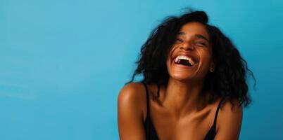 ai generado hermosa latín mujer en pie terminado azul antecedentes mirando lejos a lado con sonrisa en rostro, foto