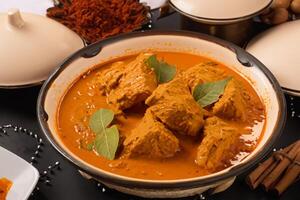 saborear el Exquisito Cordero o carne de vaca curry rendang, Listo a ser disfruté en eid al adha, capturar el esencia de celebracion en un Perfecto foto, exhibiendo culinario maestría y festivo indulgencia foto