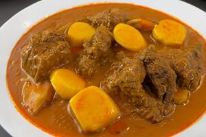 saborear el Exquisito Cordero o carne de vaca curry rendang, Listo a ser disfruté en eid al adha, capturar el esencia de celebracion en un Perfecto foto, exhibiendo culinario maestría y festivo indulgencia foto