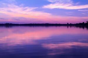 sereno aguas un feliz reflexión de un hermosa pastel lago y cielo, dónde tranquilidad Satisface de la naturaleza paleta, creando un armonioso oasis de suave matices y etéreo belleza foto