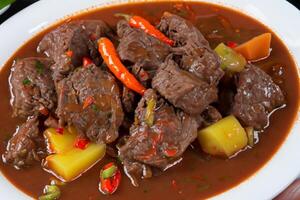 saborear el Exquisito Cordero o carne de vaca curry rendang, Listo a ser disfruté en eid al adha, capturar el esencia de celebracion en un Perfecto foto, exhibiendo culinario maestría y festivo indulgencia foto