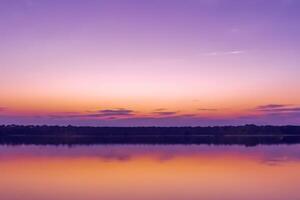 sereno aguas un feliz reflexión de un hermosa pastel lago y cielo, dónde tranquilidad Satisface de la naturaleza paleta, creando un armonioso oasis de suave matices y etéreo belleza foto