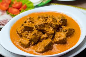 saborear el Exquisito Cordero o carne de vaca curry rendang, Listo a ser disfruté en eid al adha, capturar el esencia de celebracion en un Perfecto foto, exhibiendo culinario maestría y festivo indulgencia foto