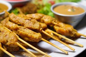 complacer en el belleza de hermosa satay, dónde brochetas de marinado deleite son a la parrilla a dorado perfección, ofrecimiento un sinfonía de sabor en cada morder, un culinario arte a saborear foto