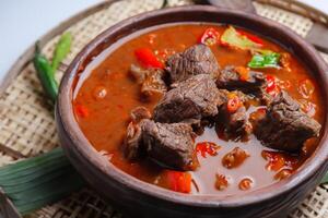 saborear el Exquisito Cordero o carne de vaca curry rendang, Listo a ser disfruté en eid al adha, capturar el esencia de celebracion en un Perfecto foto, exhibiendo culinario maestría y festivo indulgencia foto