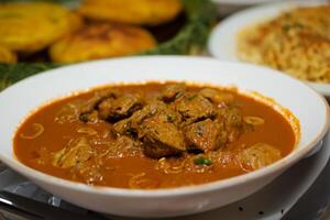 saborear el Exquisito Cordero o carne de vaca curry rendang, Listo a ser disfruté en eid al adha, capturar el esencia de celebracion en un Perfecto foto, exhibiendo culinario maestría y festivo indulgencia foto