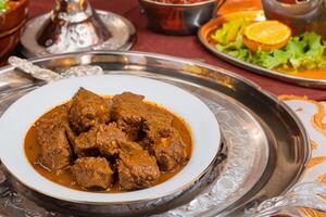 saborear el Exquisito Cordero o carne de vaca curry rendang, Listo a ser disfruté en eid al adha, capturar el esencia de celebracion en un Perfecto foto, exhibiendo culinario maestría y festivo indulgencia foto