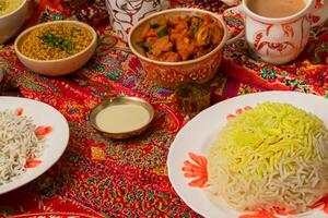 embarcar en un culinario viaje con el Exquisito aroma y sabroso felicidad de Kebuli arroz, un fragante medio oriental plato infundido con especias y sabroso perfección, ofrecimiento gastronómico alegría. foto