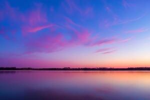 sereno aguas un feliz reflexión de un hermosa pastel lago y cielo, dónde tranquilidad Satisface de la naturaleza paleta, creando un armonioso oasis de suave matices y etéreo belleza foto