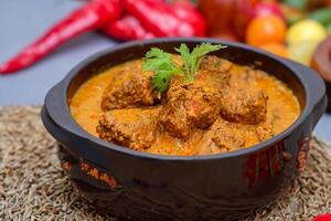 saborear el Exquisito Cordero o carne de vaca curry rendang, Listo a ser disfruté en eid al adha, capturar el esencia de celebracion en un Perfecto foto, exhibiendo culinario maestría y festivo indulgencia foto