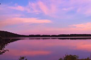 sereno aguas un feliz reflexión de un hermosa pastel lago y cielo, dónde tranquilidad Satisface de la naturaleza paleta, creando un armonioso oasis de suave matices y etéreo belleza foto