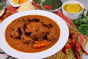 saborear el Exquisito Cordero o carne de vaca curry rendang, Listo a ser disfruté en eid al adha, capturar el esencia de celebracion en un Perfecto foto, exhibiendo culinario maestría y festivo indulgencia foto