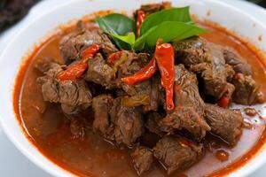 saborear el Exquisito Cordero o carne de vaca curry rendang, Listo a ser disfruté en eid al adha, capturar el esencia de celebracion en un Perfecto foto, exhibiendo culinario maestría y festivo indulgencia foto