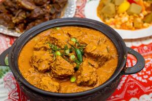 saborear el Exquisito Cordero o carne de vaca curry rendang, Listo a ser disfruté en eid al adha, capturar el esencia de celebracion en un Perfecto foto, exhibiendo culinario maestría y festivo indulgencia foto