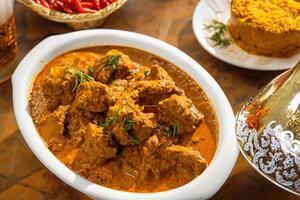 saborear el Exquisito Cordero o carne de vaca curry rendang, Listo a ser disfruté en eid al adha, capturar el esencia de celebracion en un Perfecto foto, exhibiendo culinario maestría y festivo indulgencia foto