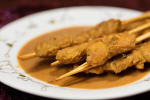 complacer en el belleza de hermosa satay, dónde brochetas de marinado deleite son a la parrilla a dorado perfección, ofrecimiento un sinfonía de sabor en cada morder, un culinario arte a saborear foto