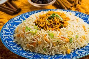 embarcar en un culinario viaje con el Exquisito aroma y sabroso felicidad de Kebuli arroz, un fragante medio oriental plato infundido con especias y sabroso perfección, ofrecimiento gastronómico alegría. foto